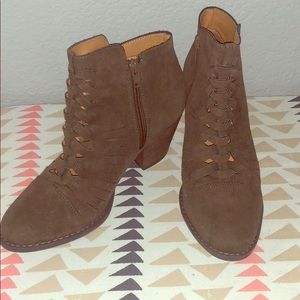 NWOT Mossimo heeled ankle boots.